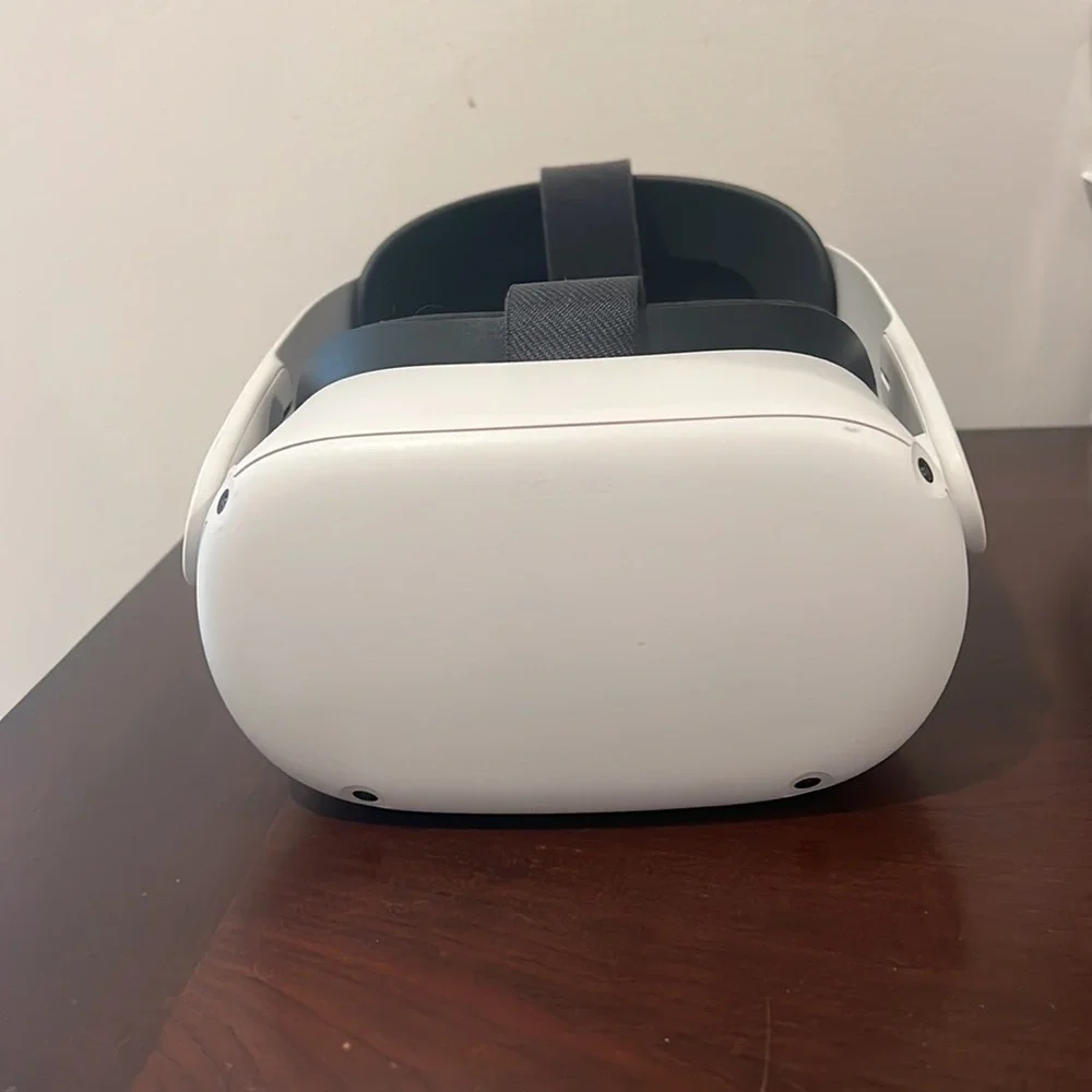 Oculus with elite strap but no case great condition and comes with controllers